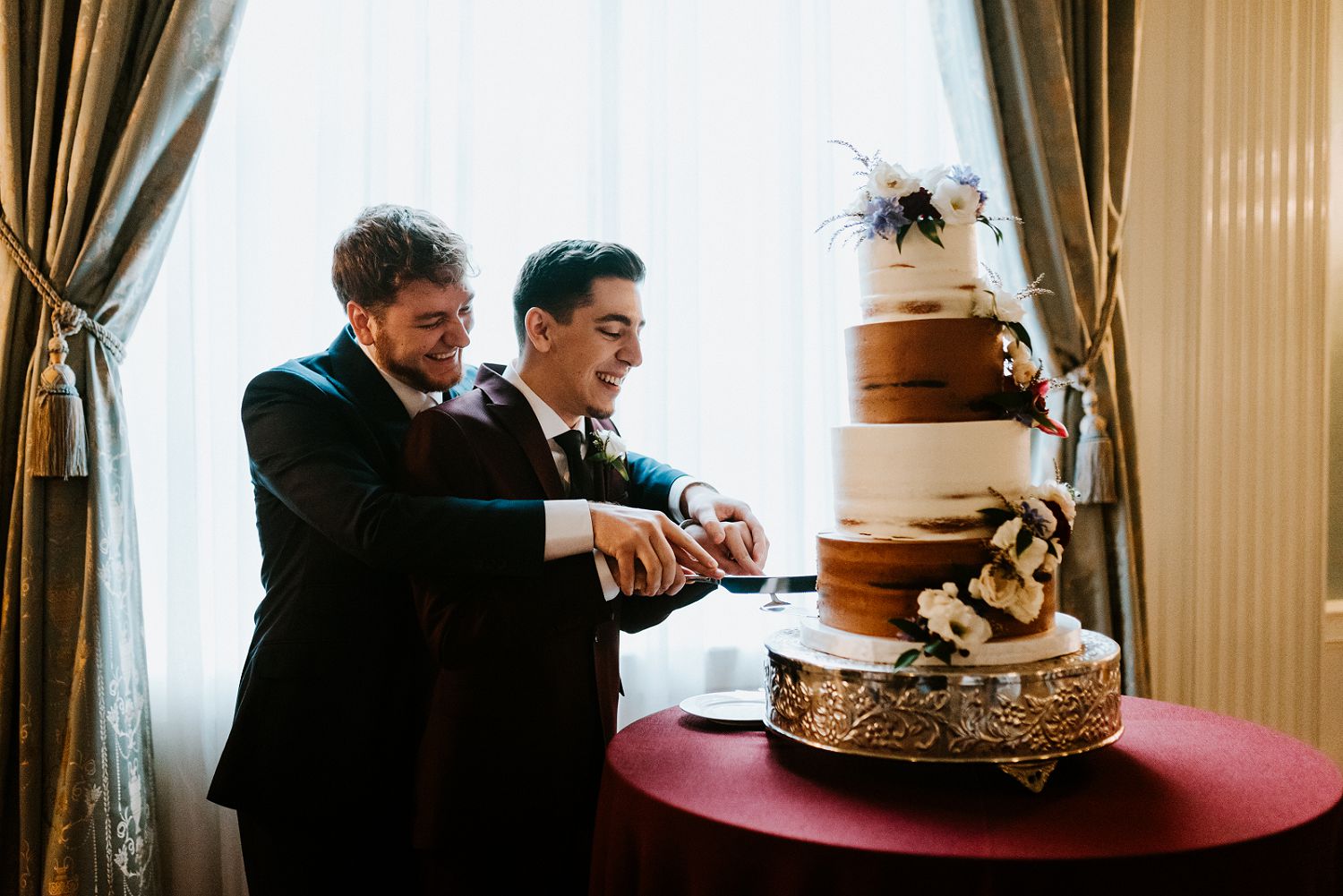 couples cake cutting