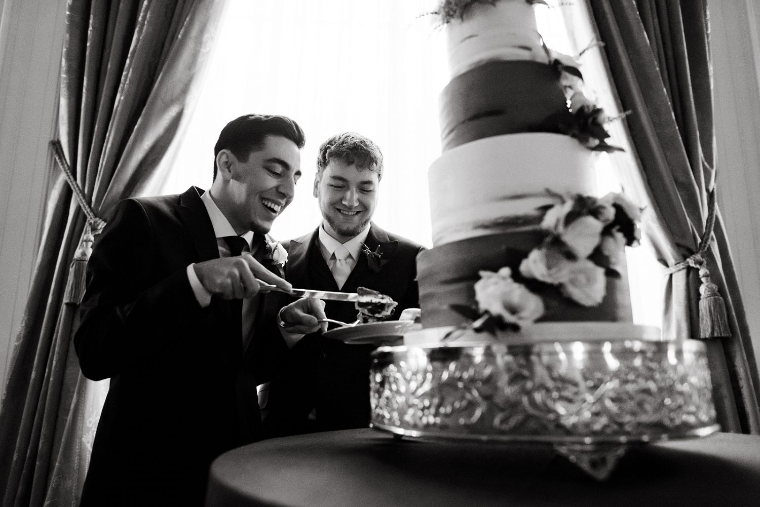 couples cake cutting